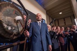 Akcie CSG letí střemhlav dolů po kritickém reportu Hunterbrooku - Seznam Zprávy